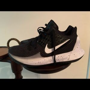 Nike Kyrie Low 2 sneakers